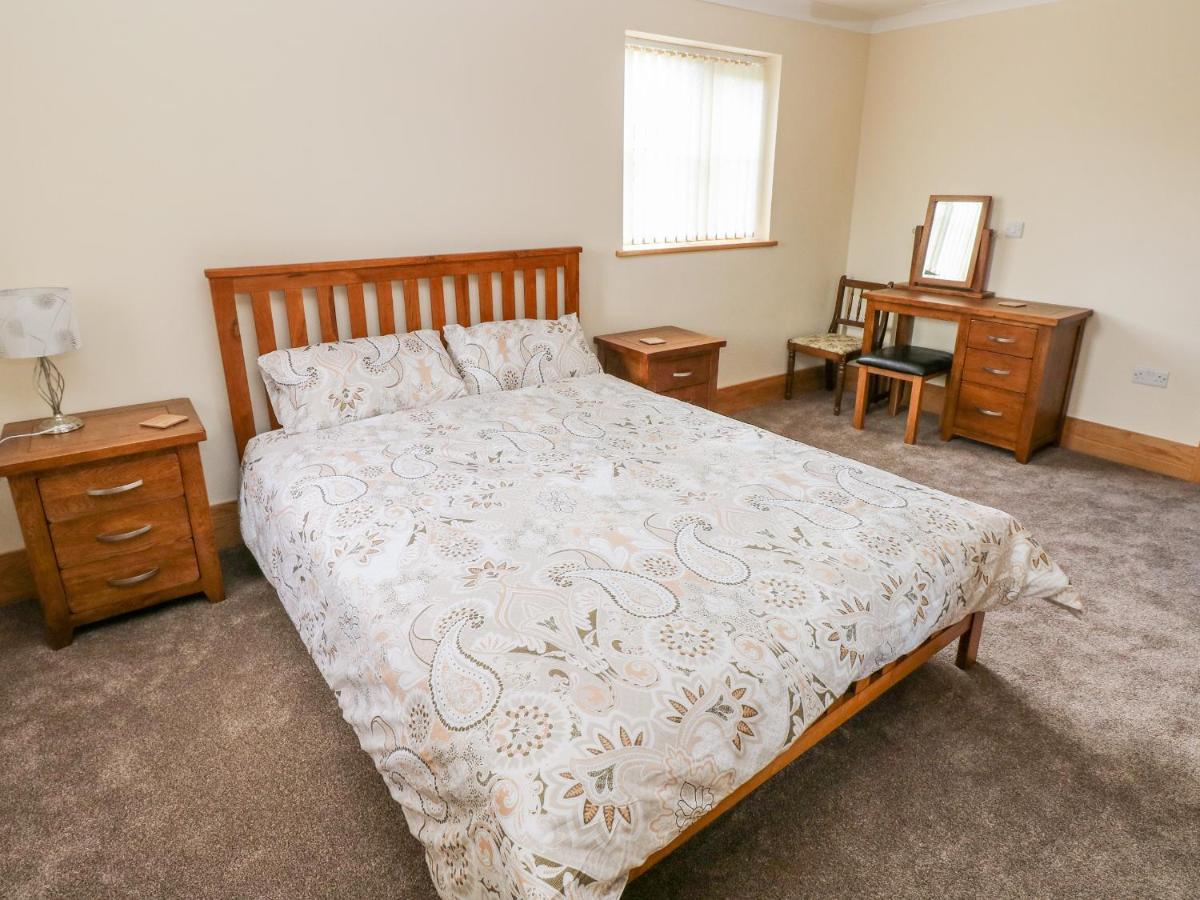 Grooms Quarters At Pant Y Gaseg Farm Ammanford Esterno foto