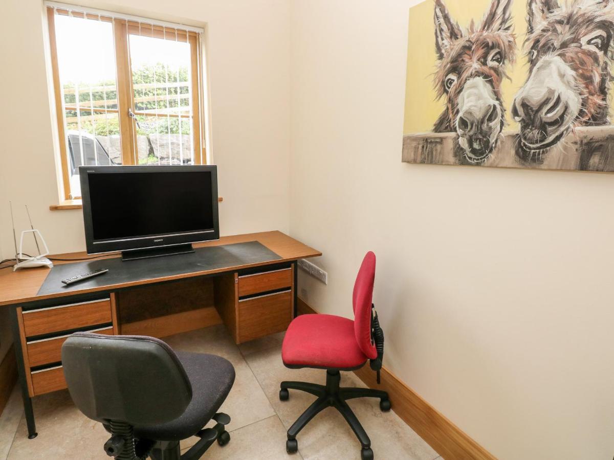 Grooms Quarters At Pant Y Gaseg Farm Ammanford Esterno foto