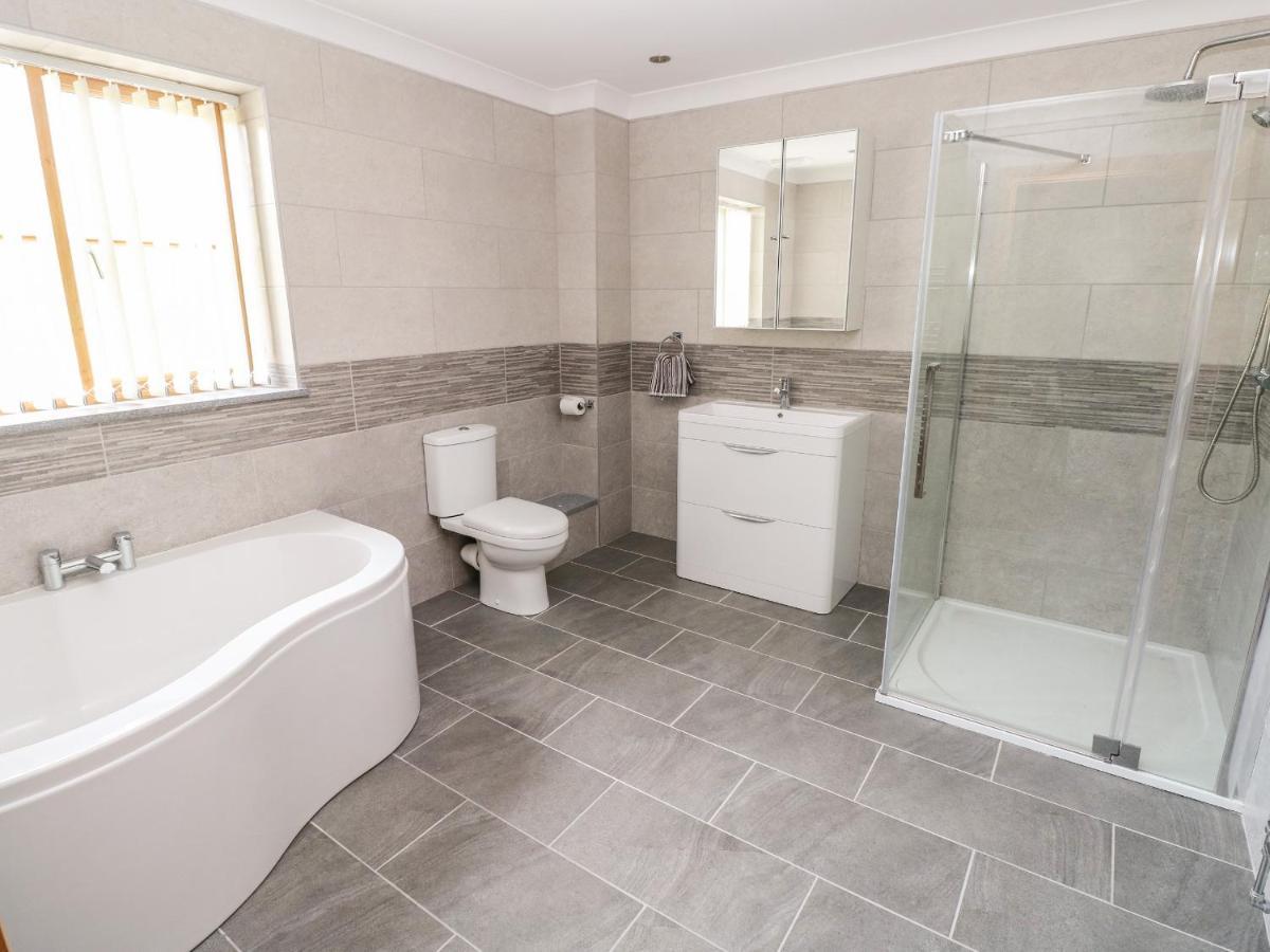 Grooms Quarters At Pant Y Gaseg Farm Ammanford Esterno foto