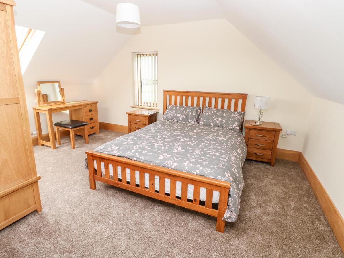 Grooms Quarters At Pant Y Gaseg Farm Ammanford Esterno foto