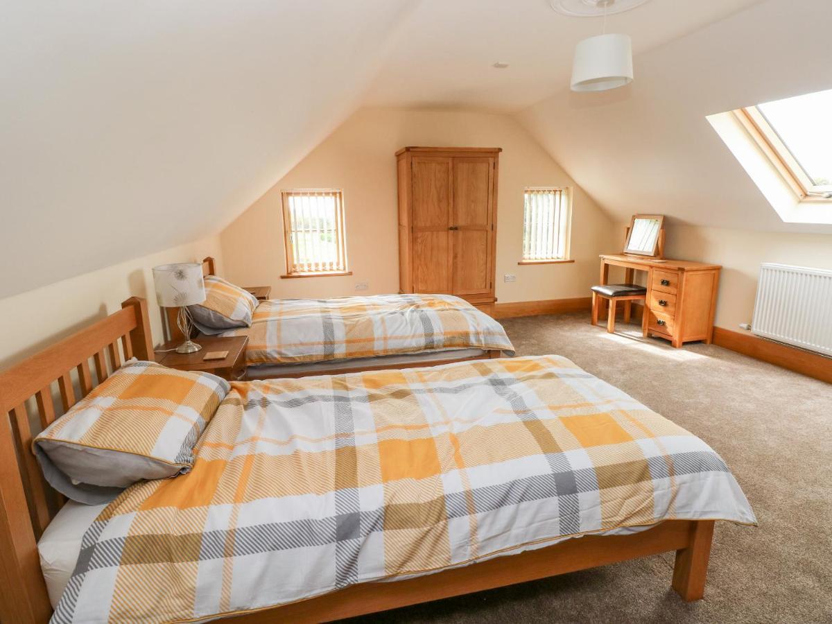 Grooms Quarters At Pant Y Gaseg Farm Ammanford Esterno foto